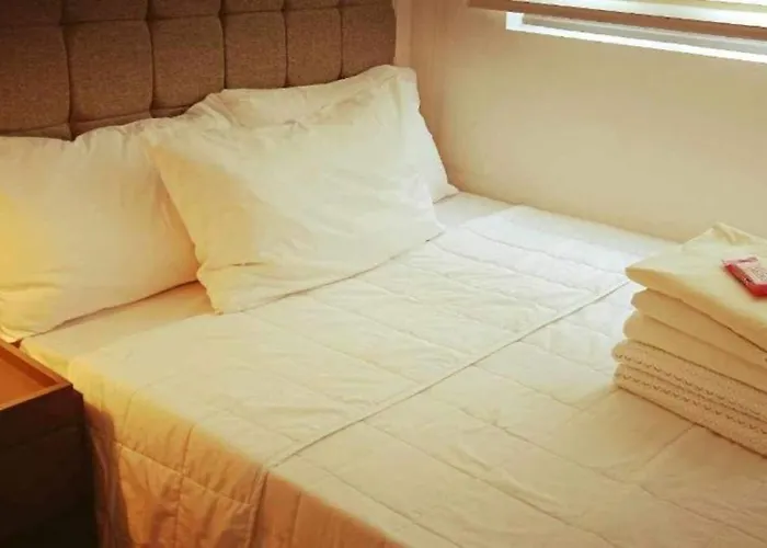 The Iconic: Comfortable Living By Awsom Phil Apartment